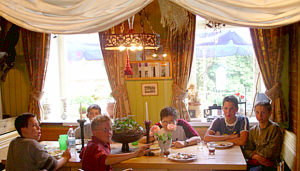 Sch�ler beim Abendessen