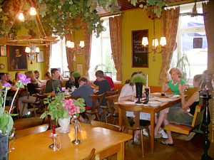 Sch�ler beim Abendessen